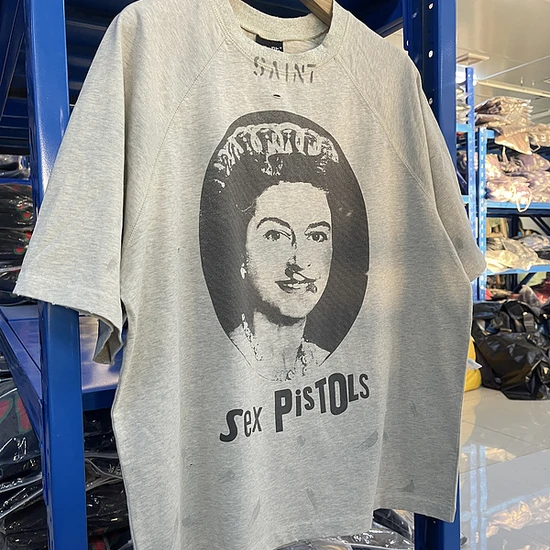 Saint Michael x Sex Pistols Logo Graphic Distressed Crew Neck T-Shirt グレー セント マイケル × セックス ピストルズ ロゴ グラフィック ディストレスド クルーネック Tシャツ グレー